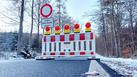 Absperrung und Durchfahrtsverbotschild am Hohen Meißner