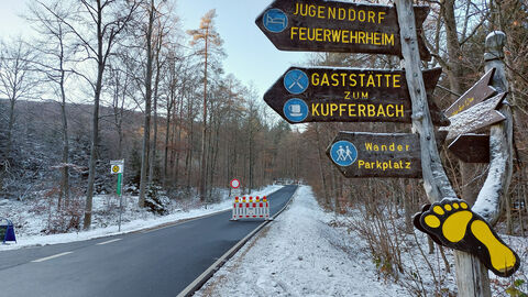 Wanderschilder am Hohen Meißner - Absperrung mit Durchfahrtverbot im Hintergrund
