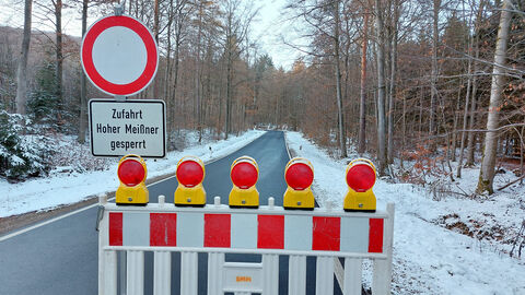 Absperrung und Durchfahrtsverbotschild am Hohen Meißner in Osthessen Absperrung und Durchfahrtsverbotschild am Hohen Meißner in Osthessen