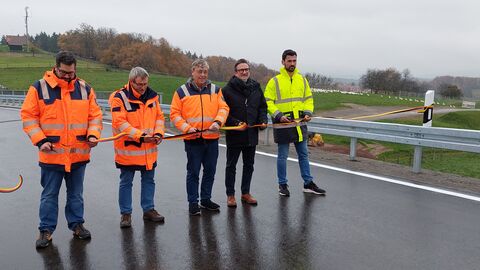 (v.l.n.r.): Lukas Mischler, Josef Dreide und Arno Krämer von Hessen Mobil eröffnen gemeinsam mit Mörlenbachs Bürgermeister Erik Kadesch und Ordnungsamtsleiter Sebastian Hien die neue Überführung der Panoramastraße