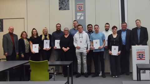 Die erfolgreichen Absolventinnen und Absolventen mit Verantwortlichen von Hessen Mobil im Rahmen der Freisprechungsfeier am 31. Januar 2023 in Wiesbaden