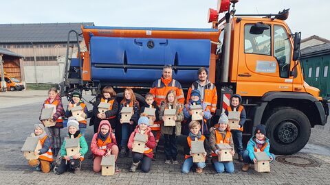 Gruppenfoto mit Vogelhäuschen zum Abschluss
