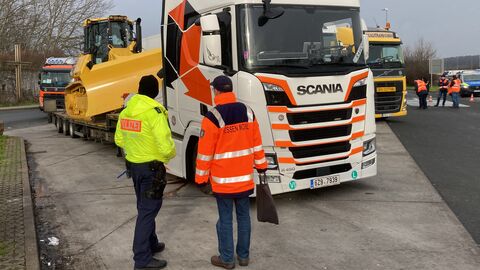 Kontrolle eines Schwertransports durch die Polizei - ein Mitarbeiter von Hessen Mobil steht daneben