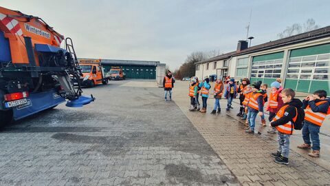 Kinder hinter Streufahrzeug Kinder hinter Streufahrzeug
