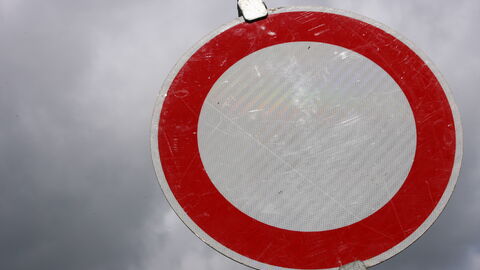 Schild - Durchfahrt verboten Ein Schild, welches die Durchfahrt verbietet vor einem Himmelhintergrund