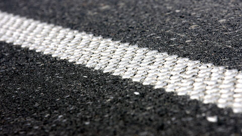 Fahrbahnmarkierung auf der Straße Fahrbahnmarkierung auf der Straße