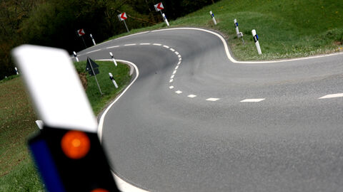 Kurvige und trockene Landstraße  Kurvige und trockene Landstraße