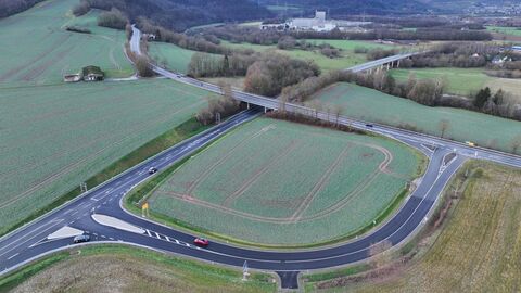 Bauende bei Herstelle (NRW) unmittelbar vor der vorhandenen Weserbrücke Aus der Vogelperspektive: Bauende bei Herstelle (NRW) unmittelbar vor der vorhandenen Weserbrücke