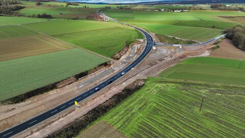Beginn der Ortsumfahrung mit Abfahrt Wülmersen, Im Hintergrund Bauwerk 1 – Talbrücke Knickgraben Aus der Vogelperspektive: Beginn der Ortsumfahrung mit Abfahrt Wülmersen, Im Hintergrund Bauwerk 1 – Talbrücke Knickgraben