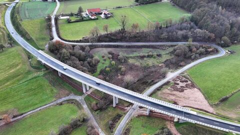 Bauwerk 6 – Ilksbachtalbrücke Bauwerk 6 – Ilksbachtalbrücke - Eine 180 Meter lange Brücke die bogenförmig verläuft aus der Vogelperspektive