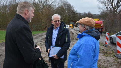 Spatenstich Radweg Okarben-Niederwöllstadt 1 Hessen Mobil-Präsident Heiko Durth begrüßt Verkehrsminister Tarek Al-Wazir