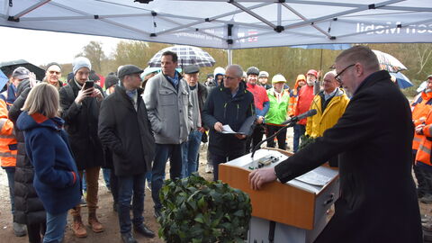 Spatenstich Radweg Okarben-Niederwöllstadt 2 Hessen Mobil-Präsident Heiko Durth am Rednerpult