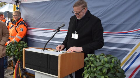 Spatenstich Radweg Okarben-Niederwöllstadt 3 Hessen Mobil-Präsident Heiko Durth am Rednerpult