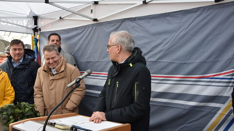 Spatenstich Radweg Okarben-Niederwöllstadt 5 Verkehrsminister Tarek Al-Wazir am Rednerpult