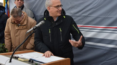 Spatenstich Radweg Okarben-Niederwöllstadt 6 Verkehrsminister Tarek Al-Wazir am Rednerpult