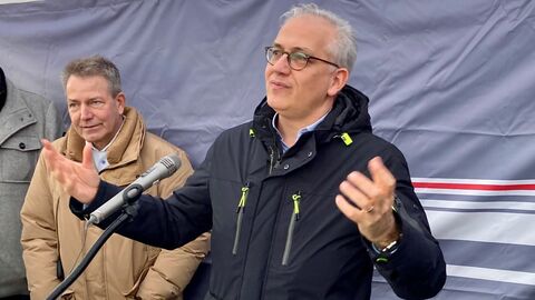 Spatenstich Radweg Okarben-Niderwöllstadt mit Verkehrsminister Tarek Al-Wazir 2 Verkehrsminister Tarek Al-Wazir am Rednerpult