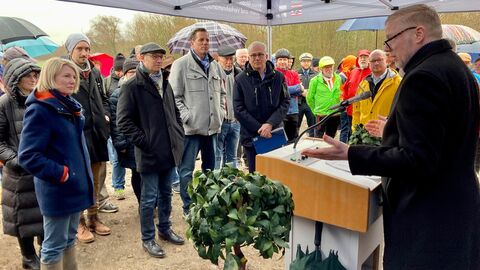 Spatenstic Radweg Okarben-Niederwöllstadt mit Verkehrsminister Tarek Al-Wazir Hesse Mobil-Präsident Heiko Durth begrüßt die anwesenden Gäste
