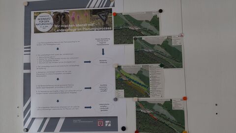 Große Plakate erklären die Aufgaben und Themenfelder der Landespflege