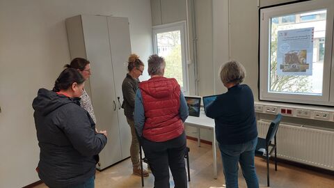 Die Artenschutzexpert/innen von Hessen Mobil im Dialog mit Besucher/innen der Ausstellung