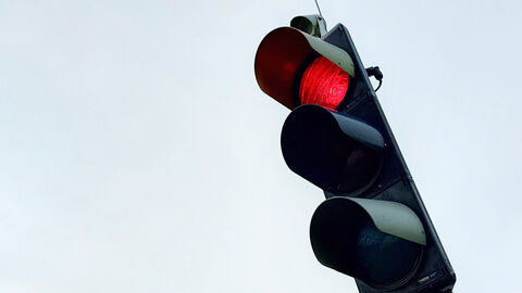 Eine Ampel ist auf rot geschaltet.