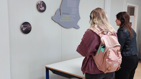 An einer Hörstation kann man Ortungsrufe verschiedener Fledermausarten unterscheiden