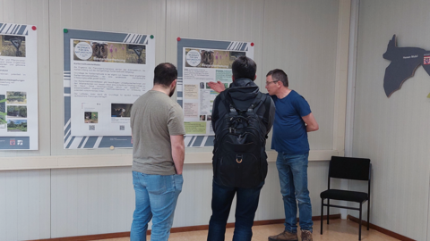Die Artenschutzexpert/innen von Hessen Mobil im Dialog mit Besucher/innen der Ausstellung