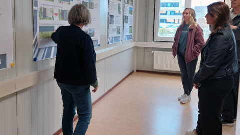 Die Artenschutzexpert/innen von Hessen Mobil im Dialog mit Besucher/innen der Ausstellung