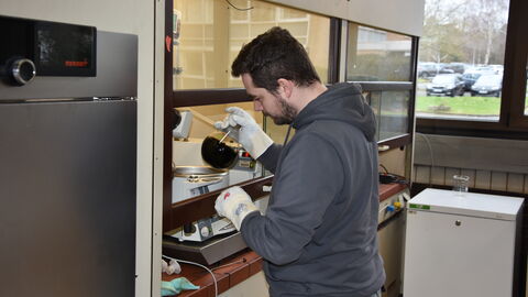 Alexander Bettenhausen führt eine Kontrollprüfung im Labor durch Alexander Bettenhausen führt eine Kontrollprüfung im Labor durch