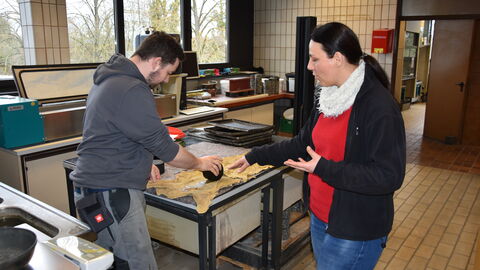 Nadia Böhme im Gespräch mit einem Auszubildenden Nadia Böhme im Gespräch mit einem Auszubildenden