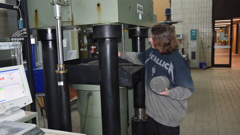 Torben Todt drückt Betonproben ab an der Prüfpresse Torben Todt drückt Betonproben ab an der Prüfpresse