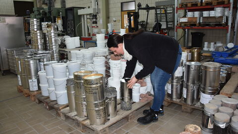 Nadia Böhme prüft die Proben unterschiedlicher Bohrkerne Nadia Böhme prüft die Proben unterschiedlicher Bohrkerne