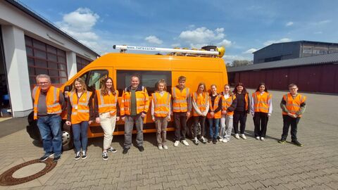 Gruppenfoto auf der Straßennmeisterei