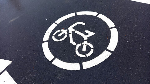 Radweg-Piktogramm auf dem Asphalt