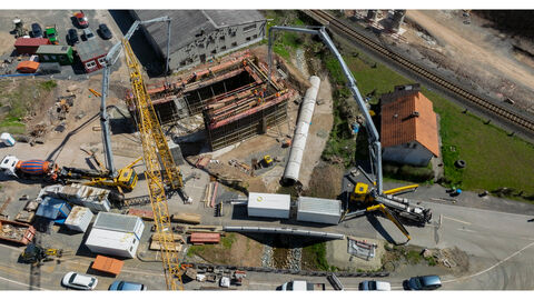 Drohnenaufnahme der Betonierung eines Brückenwiderlagers der OU Dorfitter