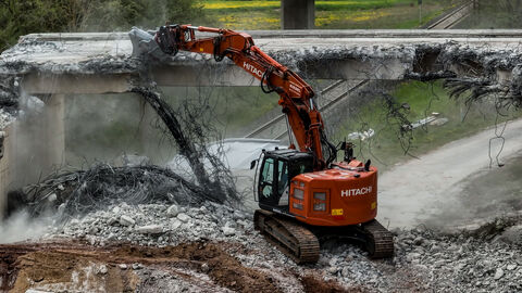 Abbruch der alten Bahnbrücke bei Dorfitter Ein Bagger reisst die alte Bahnbrücke ein