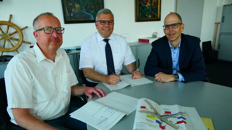 Die Vereinbarung unterzeichnen Harald Wilke von Hessen Mobil sowie Limburgs Bürgermeister Dr. Marius Hahn und der 1. Stadtrat Michael Stanke. 