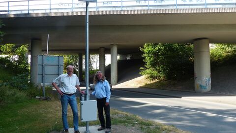 Projekt VLUID Wetlar - Zählstellen Harald Wilke (Dezernent Betrieb und Verkehr Westhessen bei Hessen Mobil) und Mobilitätsdezernent Norbert Kortlüke (Stadt Wetzlar) vor einer der neuen Zählstellen