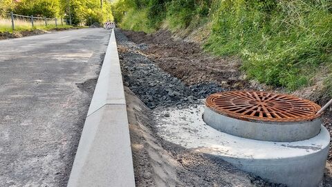 Kanäle am Straßenrand diesen der Entwässerung