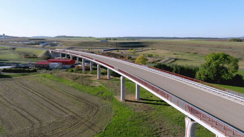 Ein Drohnenbild der fast fertiggestellten Caldetalbrücke.