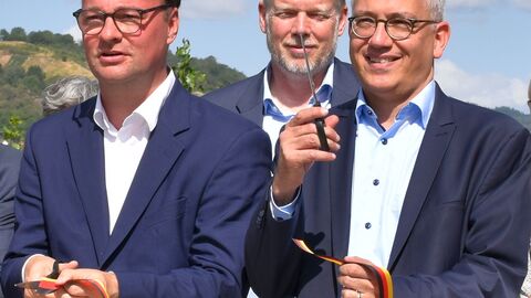 Oliver Lucsic, Heiko Durth und Tarek Al-Wazir in Nahaufnahme beim Durschneiden des Bandes