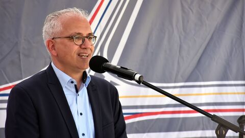 Hessens Verkehrsminister Al-Wazir am Rednerpult