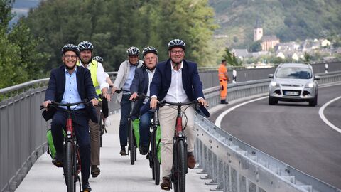 Die politischen Gäste radeln auf dem neuen Radweg