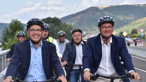 Die politischen Gäste radeln auf dem neuen Radweg - Al-Wazir lächelt