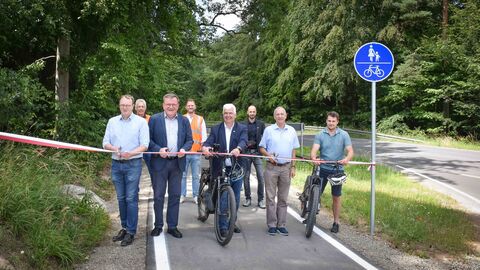 Symbolischen Banddurchschnitt mit politischen Vertetern und Vertretern von Hessen Mobil auf dem neuen Radweg