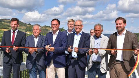 Das offizielle Freigabe-Band wird von den Ehrengästen durchschnitten