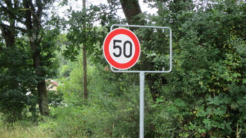 In einem Metallrahmen für das Ortsschild ist ersatzweise ein Tempo 50-Schild montiert