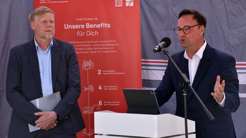 Oliver Lucsic am Rednerpult - Heiko Durth im Hintergrund