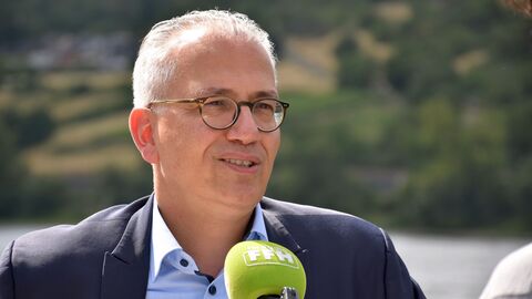 Tarek Al-Wazir am knallgrünen Mikrofon von Hitradio FFH