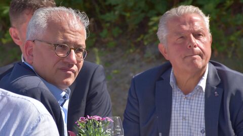 Tarek Al-Wazir hört einer Rede zu 