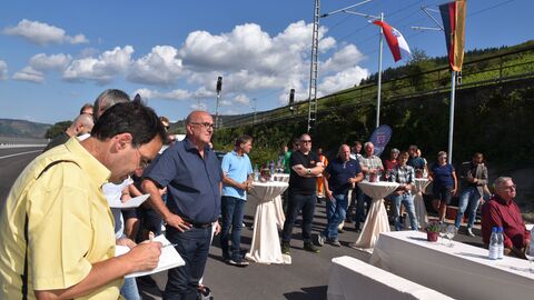 Das Publikum der Verkehrsfreigabe - die eingeladenen Pressevertreter schreiben mit